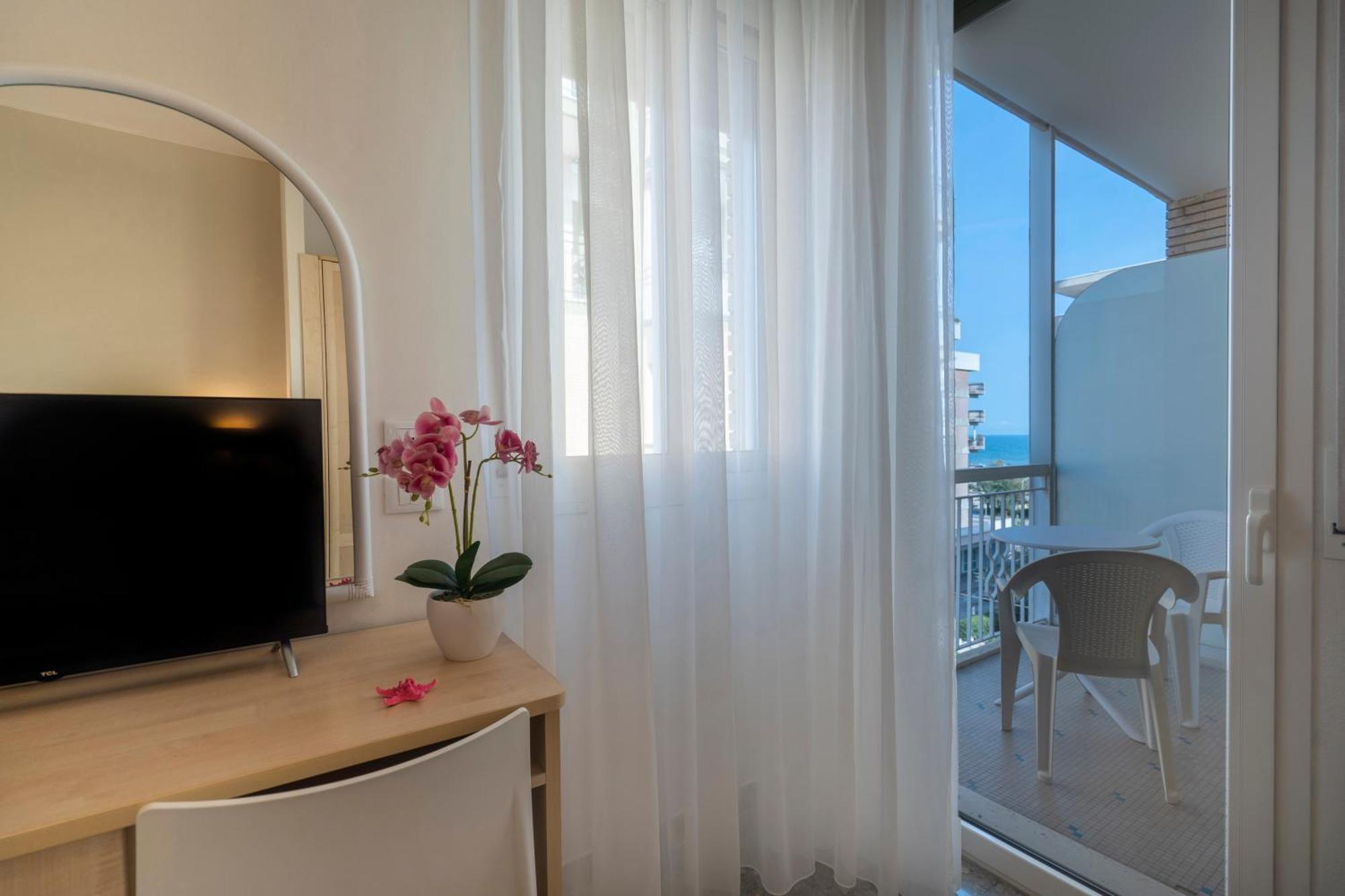 Hotel Constellation Rimini Buitenkant foto