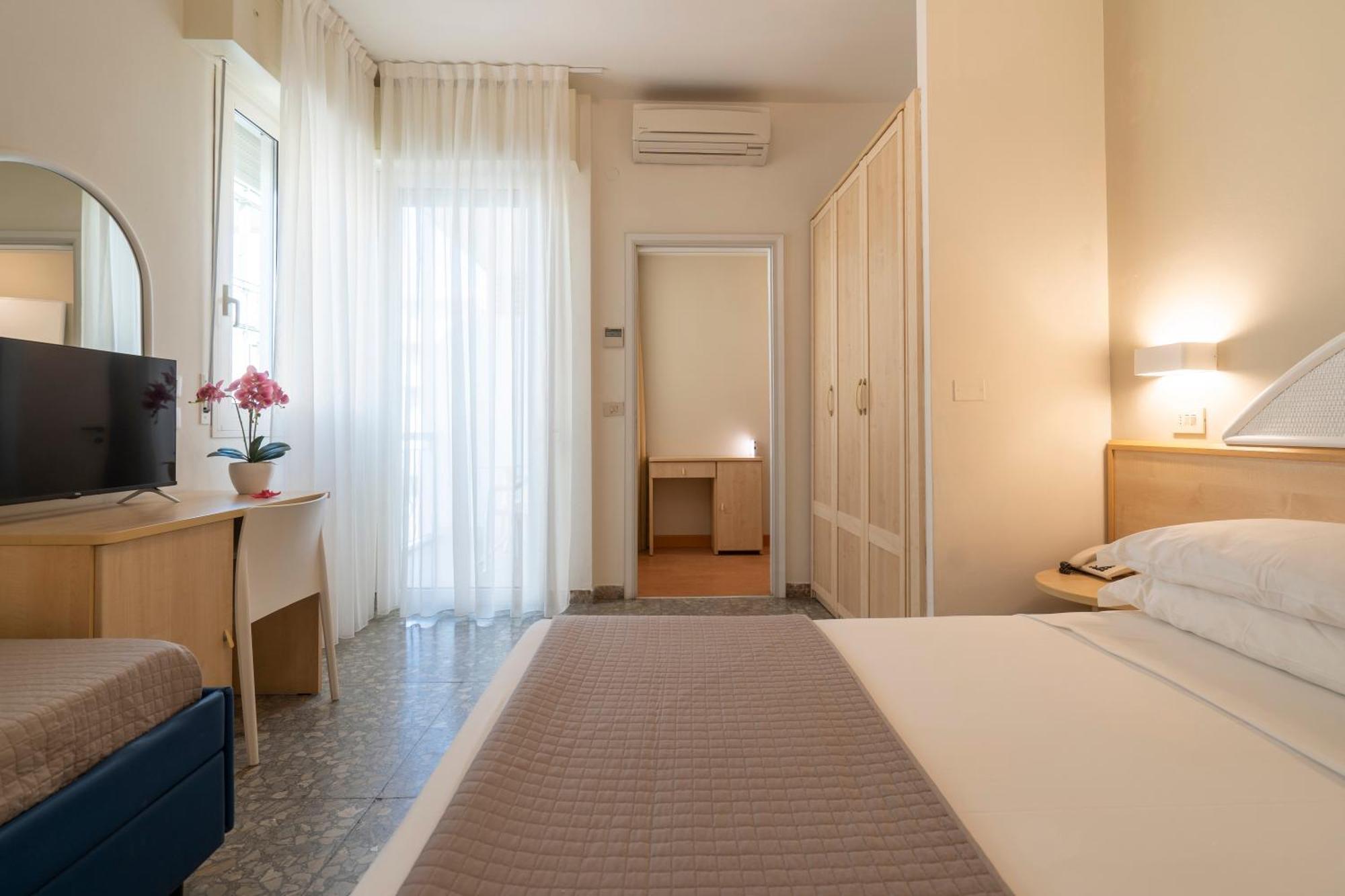 Hotel Constellation Rimini Buitenkant foto