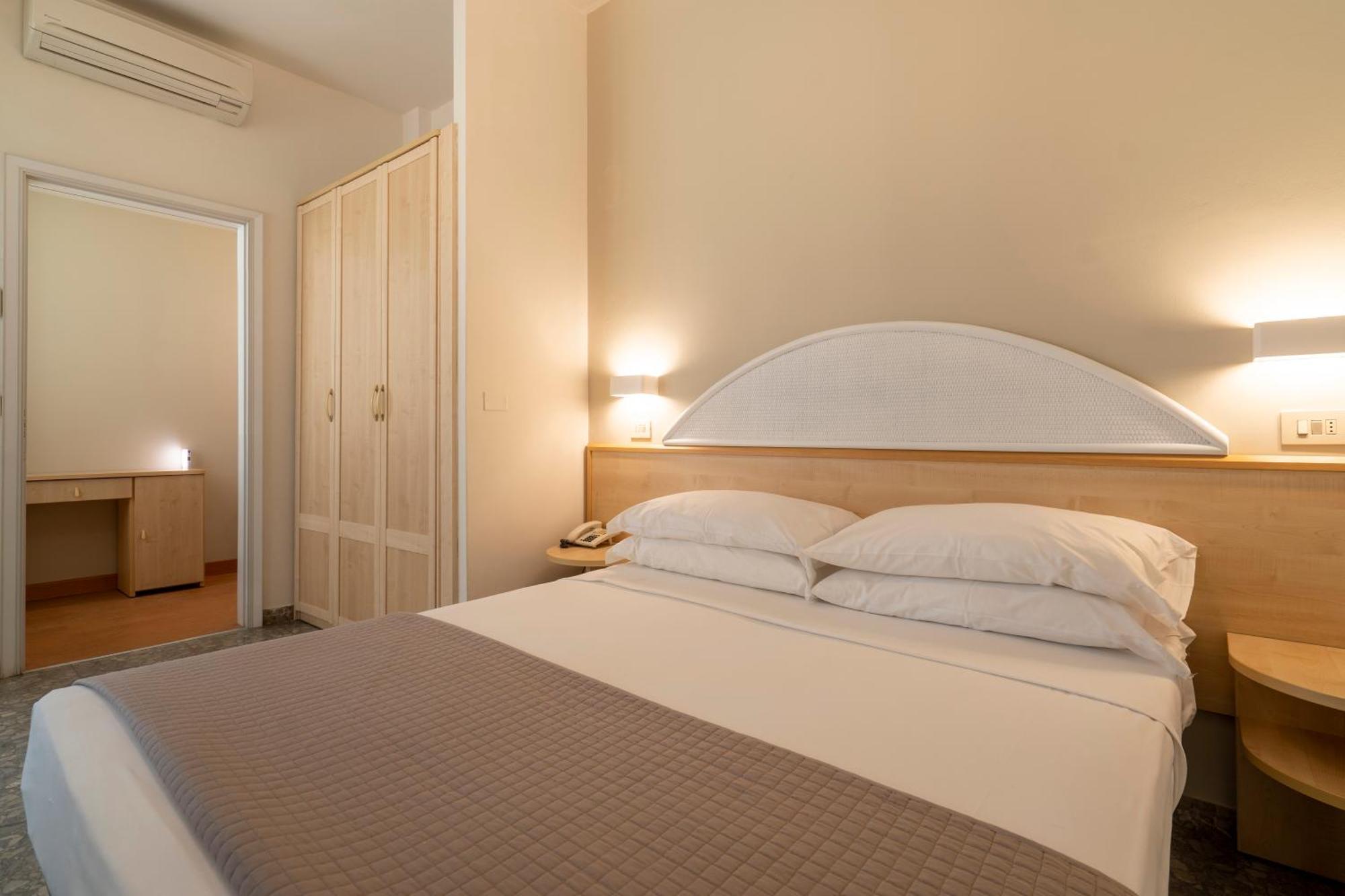 Hotel Constellation Rimini Buitenkant foto